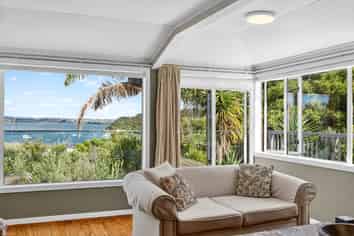 8 Robertson Street, Russell