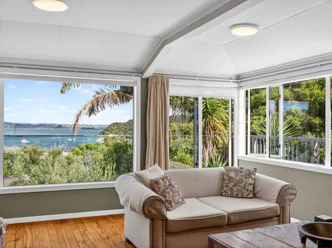 8 Robertson Street, Russell