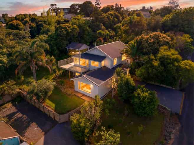 8 Robertson Street, Russell