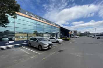 Adaptable warehouse & showroom opportunity