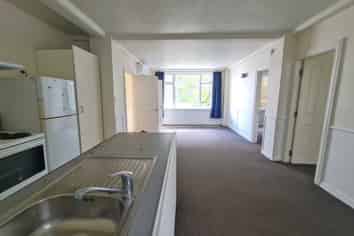 2/151 Grant Road, Thorndon