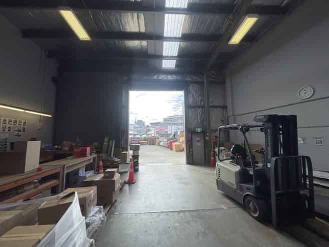 Versatile warehouse, showroom & office