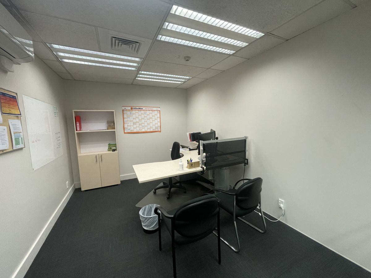 Versatile warehouse, showroom & office - Mehr