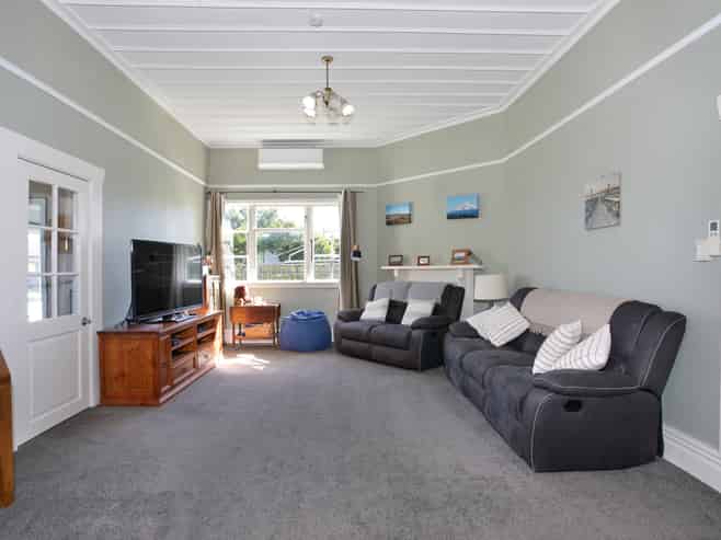 12 High Street, Bulls