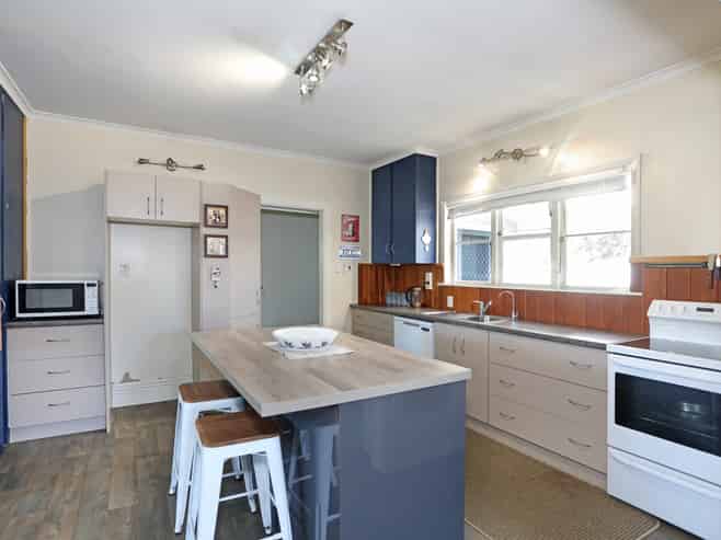 12 High Street, Bulls