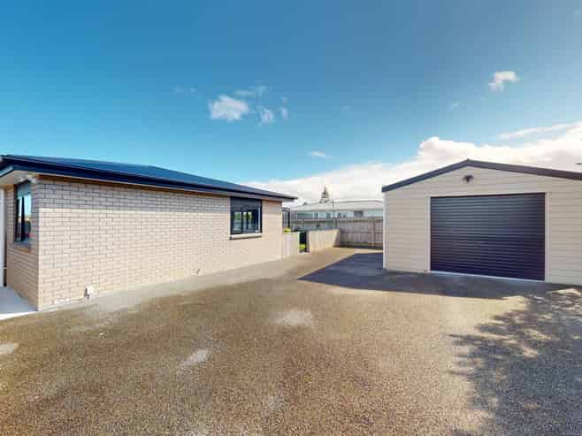 100A Queen Street West, Levin