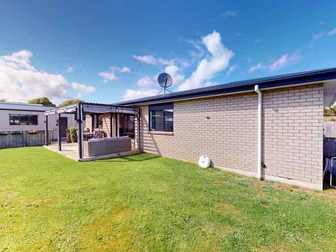 100A Queen Street West, Levin