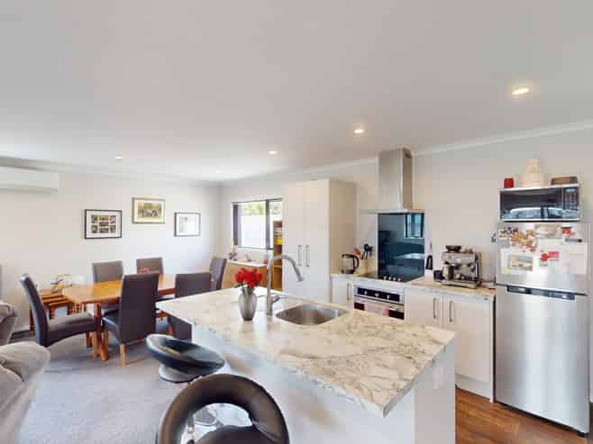 100A Queen Street West, Levin