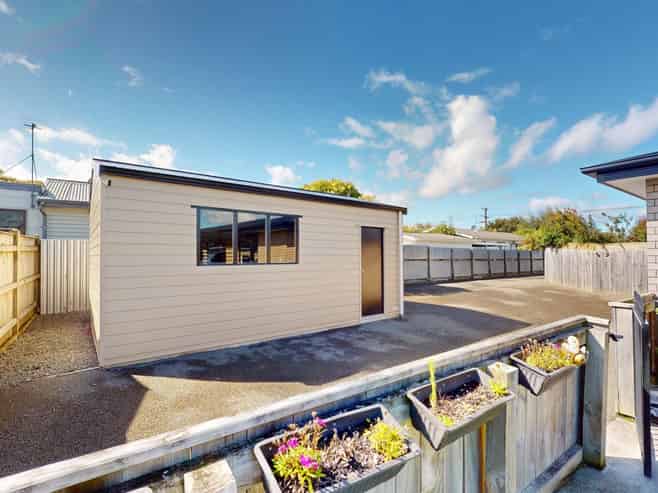 100A Queen Street West, Levin