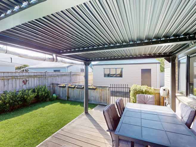 100A Queen Street West, Levin