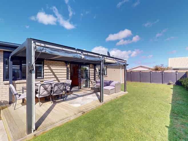 100A Queen Street West, Levin