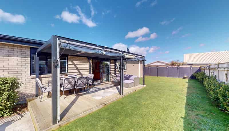 100A Queen Street West, Levin