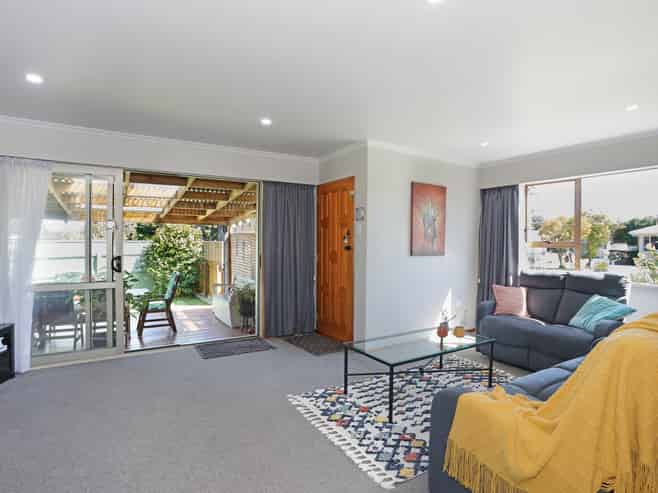 21 Flower Street, Bulls