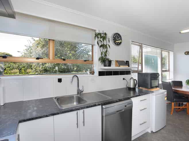 21 Flower Street, Bulls