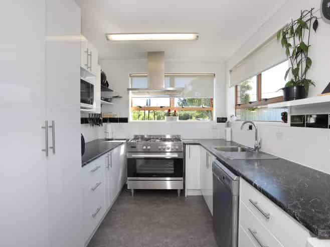 21 Flower Street, Bulls