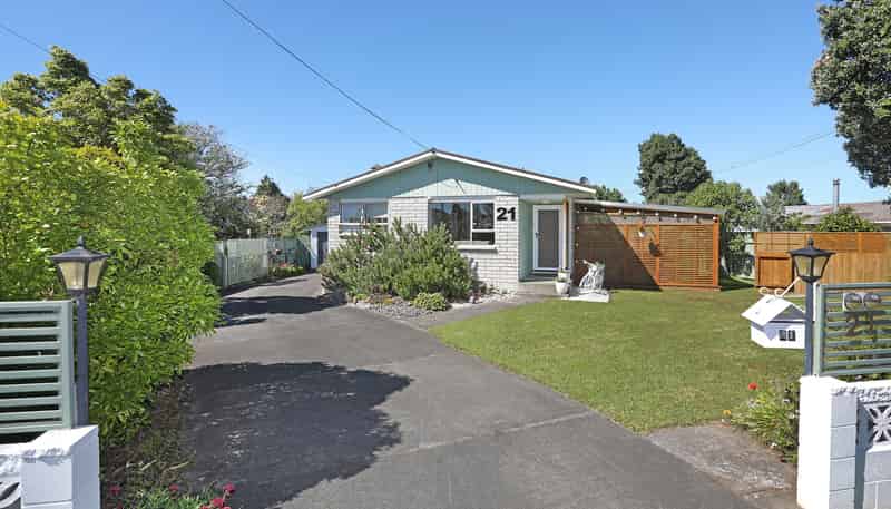 21 Flower Street, Bulls