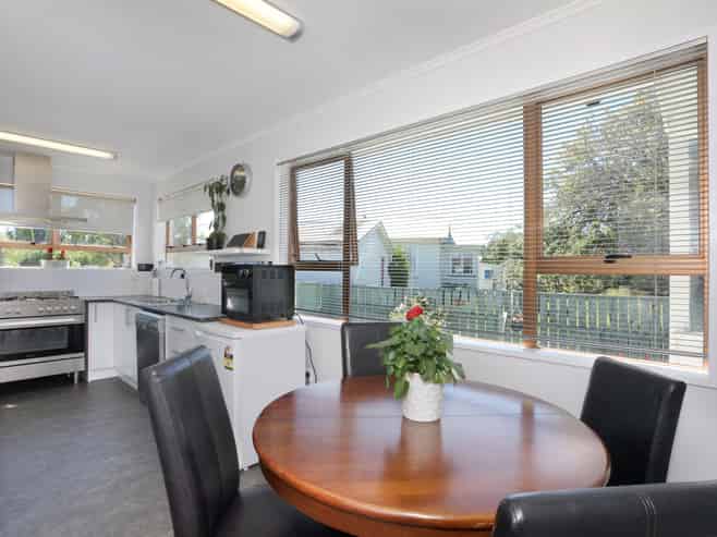 21 Flower Street, Bulls