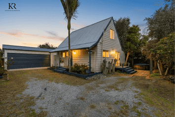 2/100 Beach Road, Pahurehure