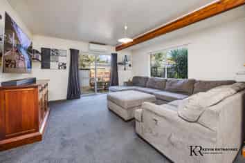 2/100 Beach Road, Pahurehure