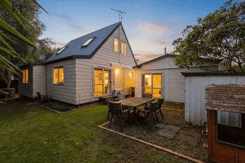 2/100 Beach Road, Pahurehure