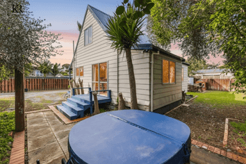 2/100 Beach Road, Pahurehure