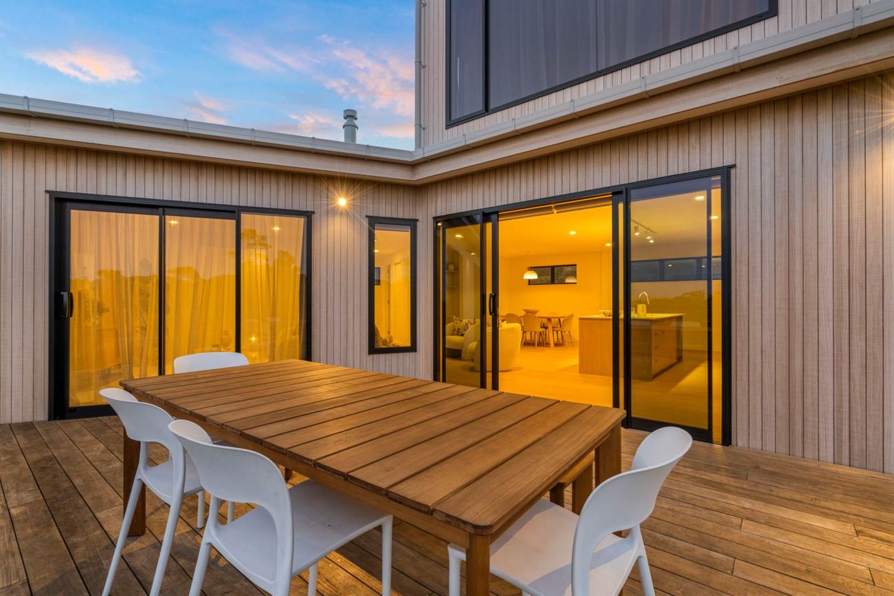 A Statement in Design, Comfort & Coastal Living - Mehr