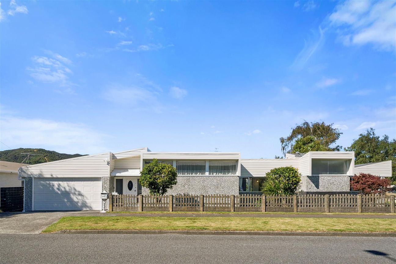 Family Living with Poolside Lifestyle in Epuni - Bild 2