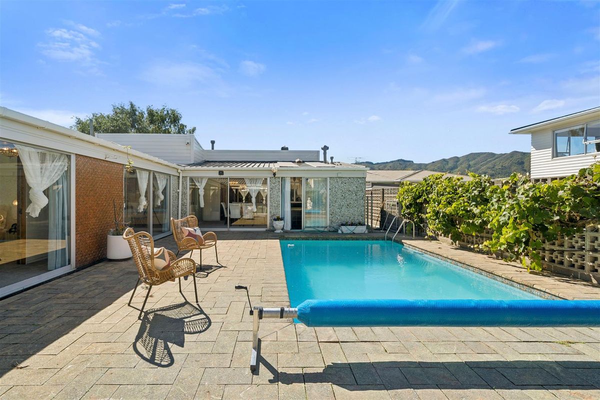 Family Living with Poolside Lifestyle in Epuni - Mehr