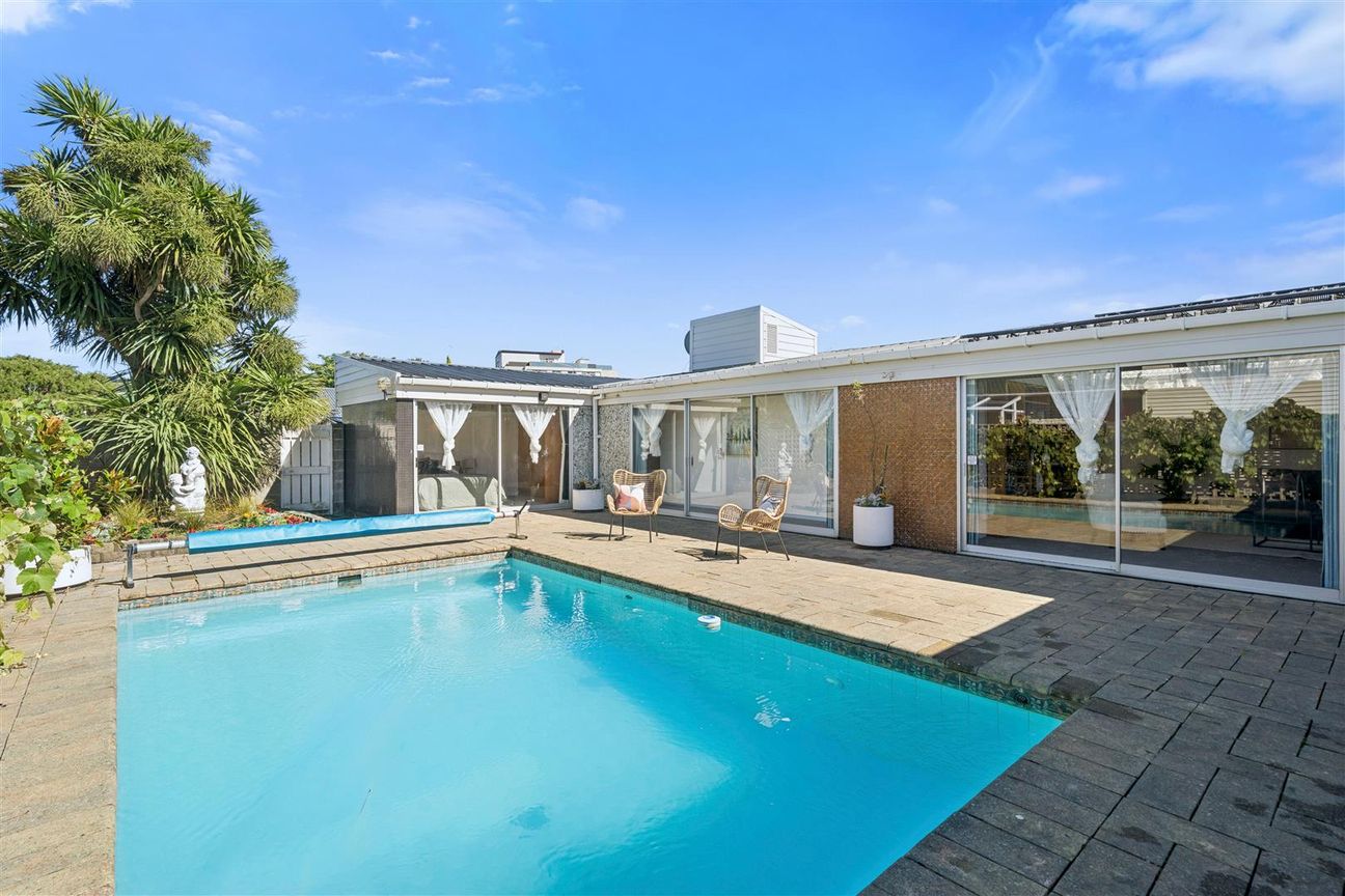 Family Living with Poolside Lifestyle in Epuni - Bild 6