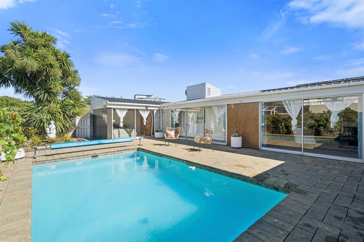 Family Living with Poolside Lifestyle in Epuni - Ansicht 6