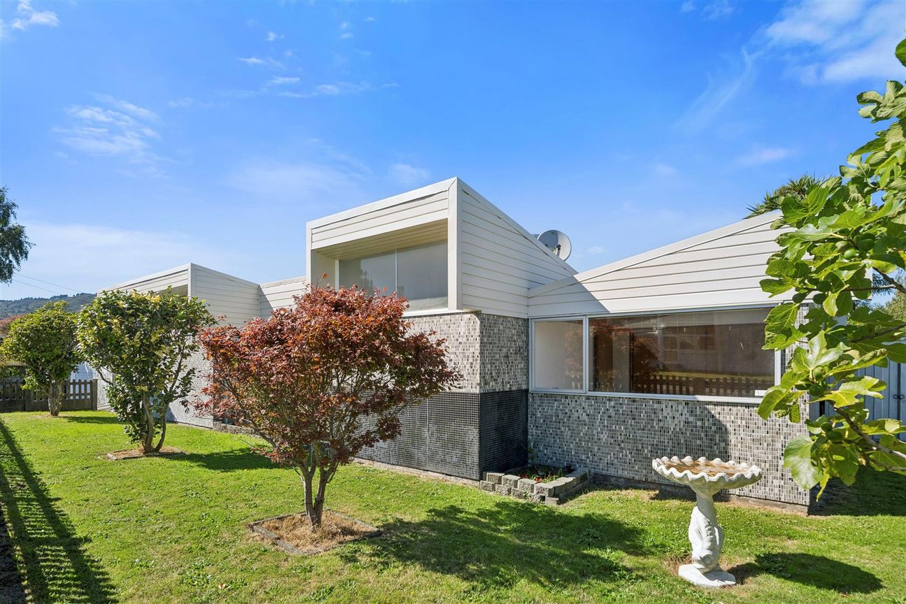 Family Living with Poolside Lifestyle in Epuni - Bild 3