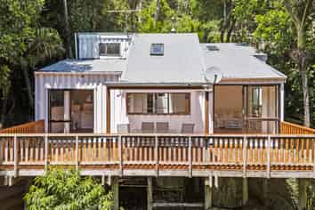 21 Hekerua Road, Oneroa