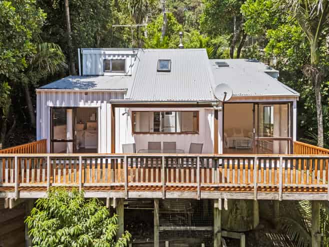 21 Hekerua Road, Oneroa