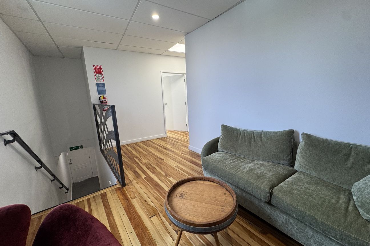 Refurbished Level One Office | 139 m² - Vista 5