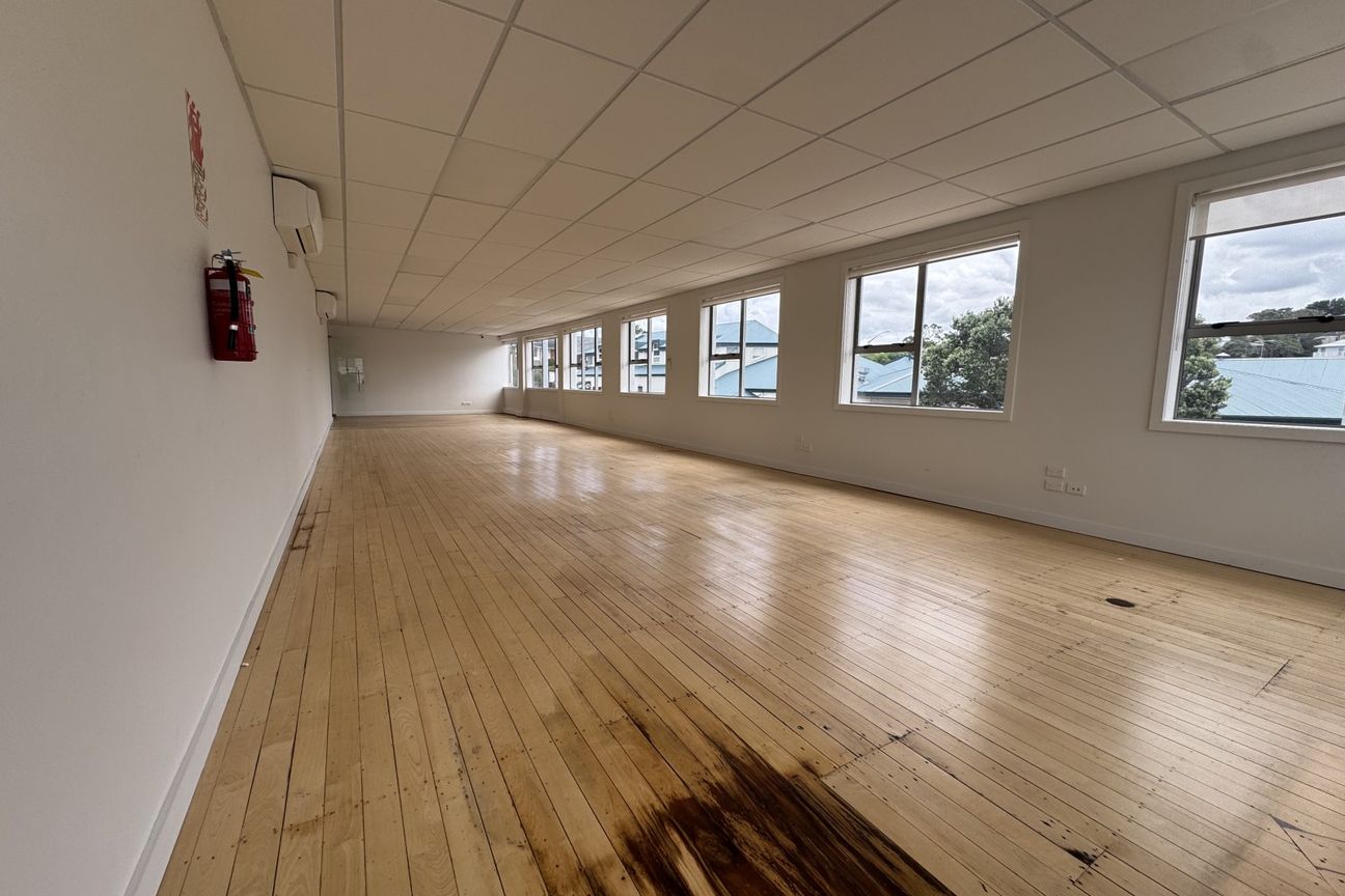 Refurbished Level One Office | 139 m² - Vista 3