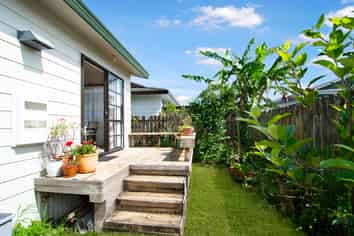 1/215 Waitemata Drive, Ranui