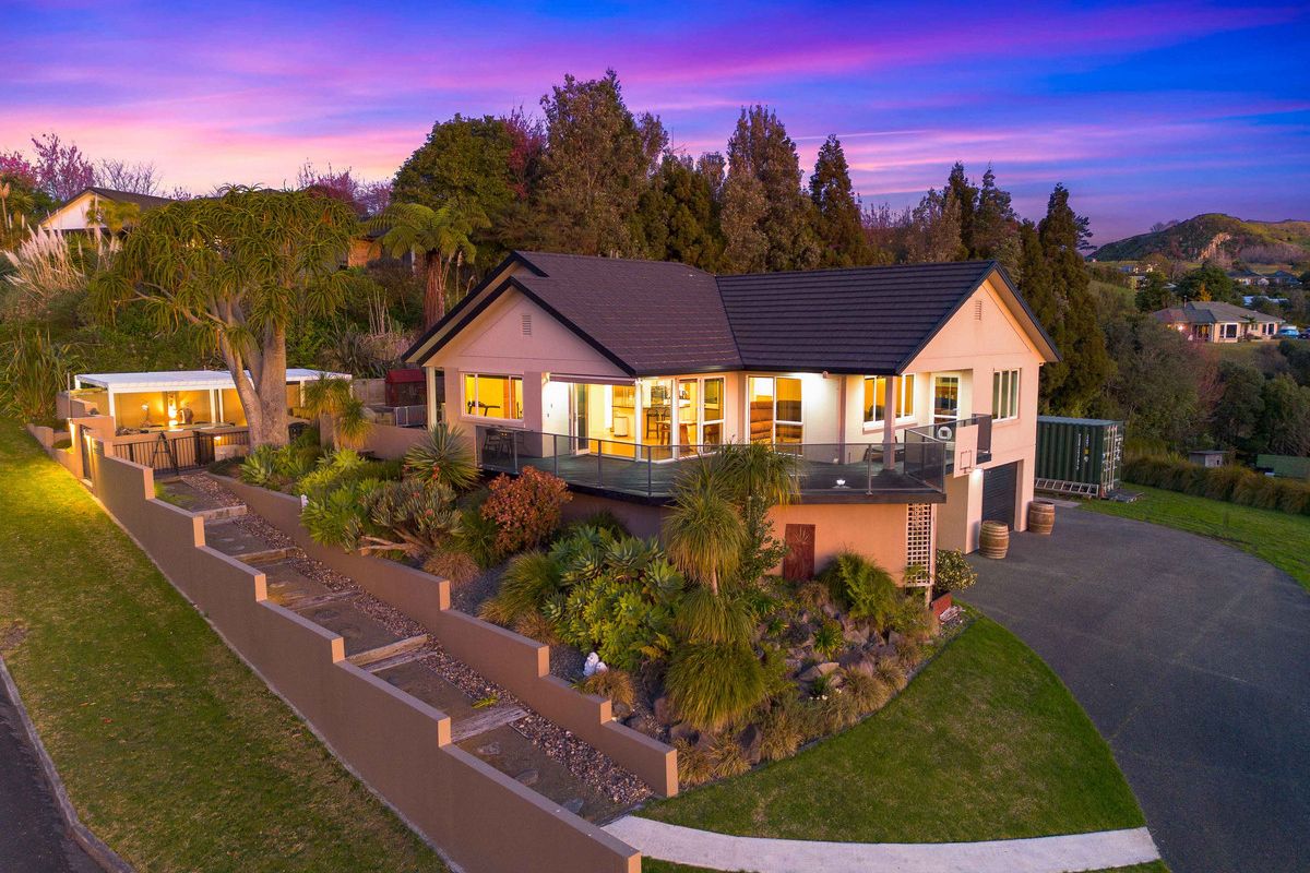 Elevated Living with Space, Views & Opportunity - Vista 6