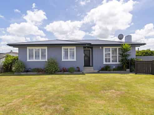 25 Battersea Place, Roslyn