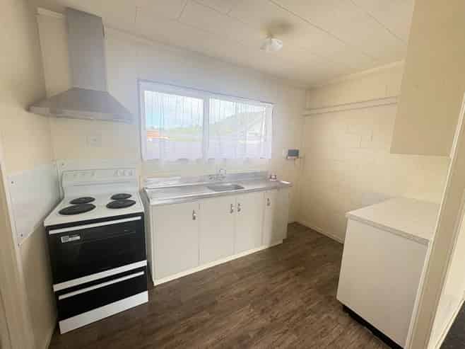 8/310 Western Hills Drive, Avenues