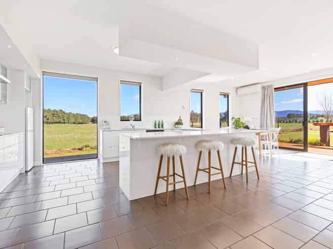 102 Glews Road, Cust