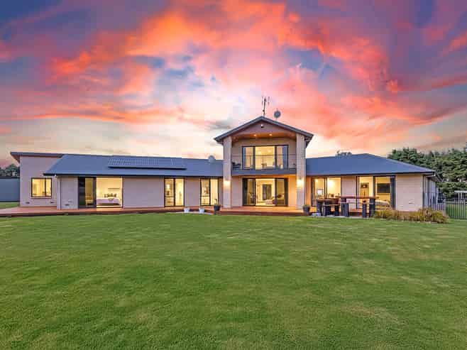 102 Glews Road, Cust