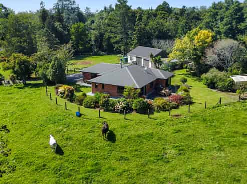 1066 Junction Road, Egmont Village