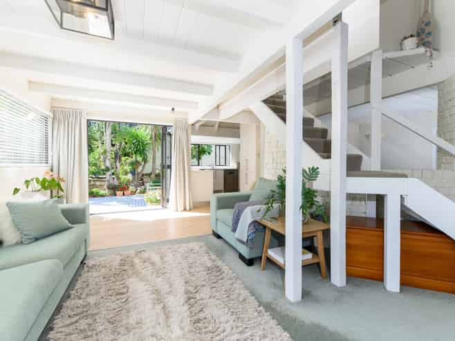 6 Bamfield Place, Hillsborough