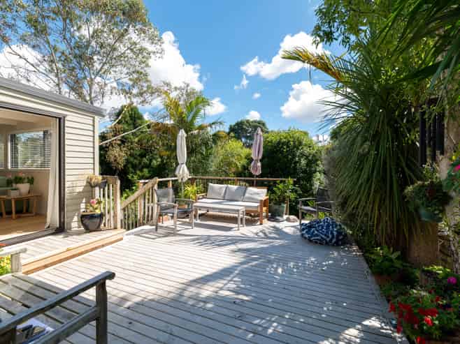 6 Bamfield Place, Hillsborough