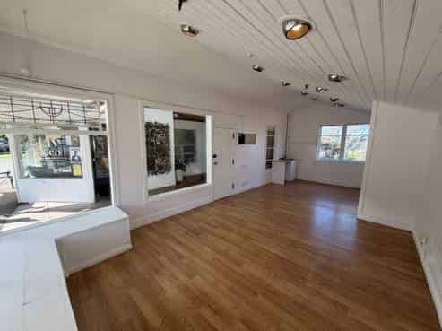 Central Kelburn retail or office