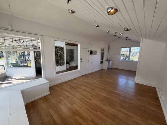 Central Kelburn retail or office