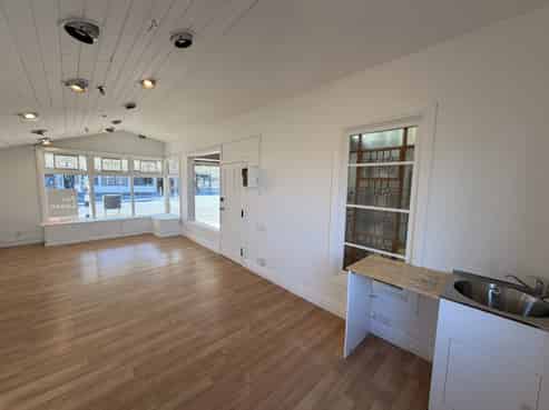 Central Kelburn retail or office