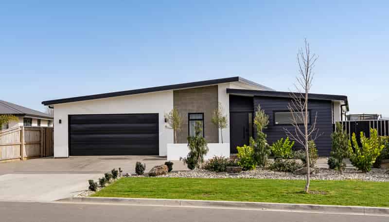 16 Hanworth Road, RICHMOND