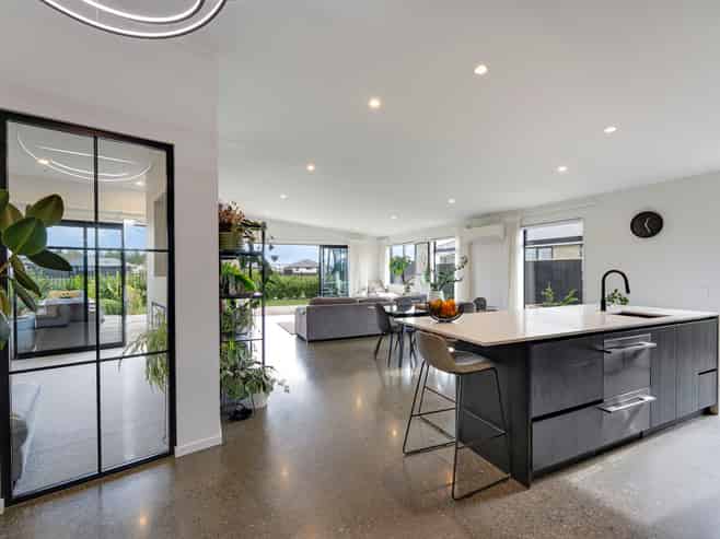 16 Hanworth Road, RICHMOND