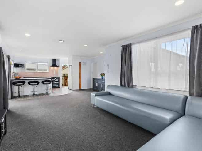 1/12 Riverpark Crescent, Henderson